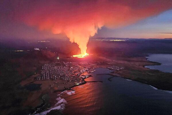 2024年1月14日，冰島民防和應急管理部門在被疏散的冰島西部城鎮格林達維克郊區拍攝的火山噴發照片中，可以看到滾滾濃煙和流動的熔岩。據冰島公共廣播電台RUV報道，夜間地震活動加劇，格林達維克的居民被疏散。這是冰島兩年來的第五次火山噴發，上一次是在2023年12月18日，在首都雷克雅未克西南的同一地區。冰島有33個活火山系統，是歐洲最多的。 - 俄羅斯衛星通訊社