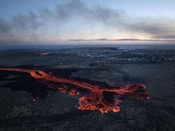 2024年1月14日，冰岛西南部城镇格林达维克火山爆发后，附近居民楼附近出现熔岩爆炸和滚滚浓烟。据冰岛公共广播电台RUV报道，夜间地震活动加剧，格林达维克的居民被疏散。这是冰岛两年来的第五次火山爆发，上一次火山爆发发生在2023年12月18日，位于首都雷克雅未克西南的同一地区。冰岛有33座活火山系统，是欧洲数量最多的。 - 俄罗斯卫星通讯社