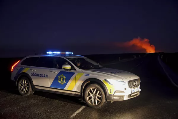 Полицейская машина во время извержения вулкана на юге Исландии недалеко от города Гриндавик Полицейская машина во время извержения вулкана на юге Исландии недалеко от города Гриндавик