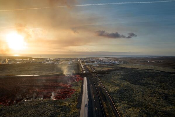 2024年1月14日的鸟瞰图显示，火山爆发后，通往冰岛西南部城镇格林达维克的道路附近流淌的熔岩。据冰岛公共广播电台RUV报道，夜间地震活动加剧，格林达维克的居民被疏散。这是冰岛两年来的第五次火山喷发，上一次是在2023年12月18日，在首都雷克雅未克西南的同一地区。冰岛有33个活火山系统，是欧洲最多的。 - 俄罗斯卫星通讯社