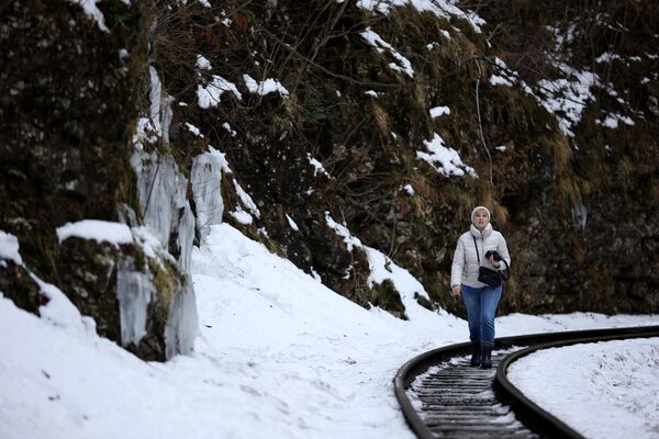 克拉斯諾達爾邊疆區冰雪覆蓋下，關島峽谷中的一名女性遊客。 - 俄羅斯衛星通訊社