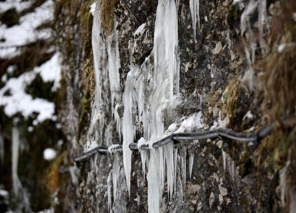 克拉斯諾達爾邊疆區冰封下的關島峽谷。 - 俄羅斯衛星通訊社
