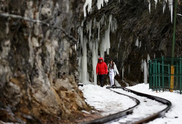 游客在克拉斯诺达尔边疆区冰封下的关岛峡谷中。 - 俄罗斯卫星通讯社