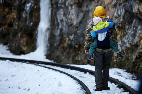 遊客在克拉斯諾達爾邊疆區冰封下的關島峽谷中。 - 俄羅斯衛星通訊社