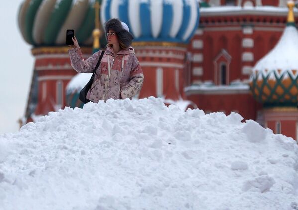 一名女孩在莫斯科紅場留影。據俄羅斯水文氣象中心稱，由於濕雪和結冰，莫斯科和莫斯科州的黃色天氣危險等級已延長至1月20日。 - 俄羅斯衛星通訊社
