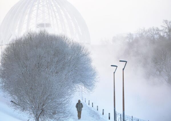 在叶卡捷琳堡，一名年轻人在严寒天气下的伊塞特河堤坝上。 - 俄罗斯卫星通讯社