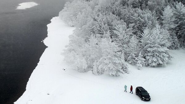 人們在克拉斯諾亞爾斯克邊疆區葉尼塞河畔白雪覆蓋的森林中。 - 俄羅斯衛星通訊社
