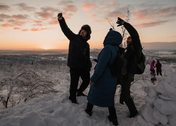 摩尔曼斯克，人们在极夜过后迎接太阳。 - 俄罗斯卫星通讯社