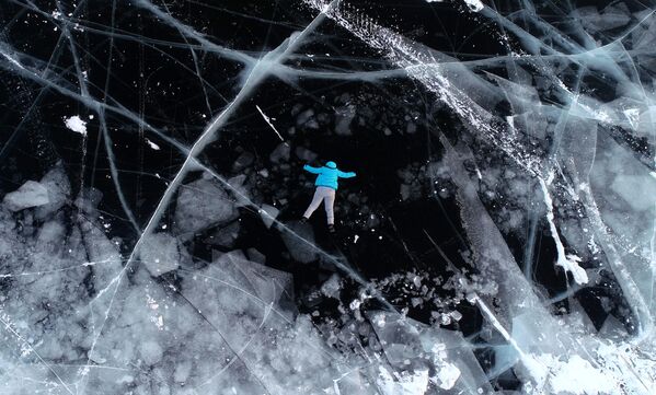 克拉斯诺亚尔斯克地区叶尼塞河冰面上的女孩。 - 俄罗斯卫星通讯社