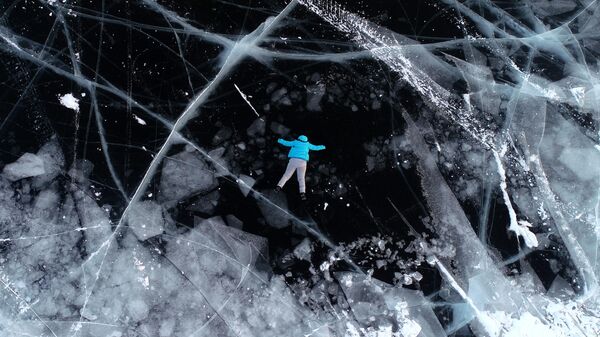克拉斯諾亞爾斯克地區葉尼塞河冰面上的女孩 - 俄羅斯衛星通訊社
