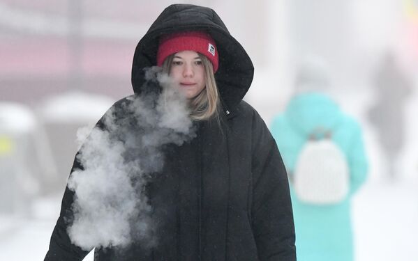 克拉斯诺亚尔斯克米拉大街上的一名女孩。 - 俄罗斯卫星通讯社