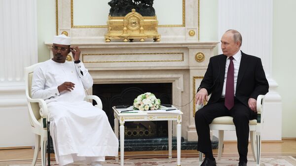 普京在与乍得过渡总统会面时表示，我们密切关注乍得的局势，不安地关注恐怖主义的暗中偷袭。 - 俄罗斯卫星通讯社