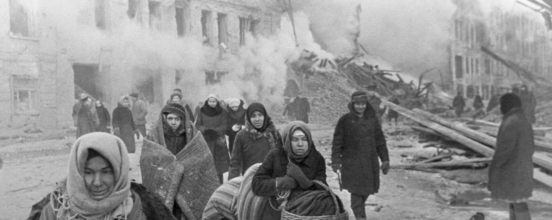 列寧格勒的居民從防空洞中出來 - 俄羅斯衛星通訊社, 1920, 26.01.2024