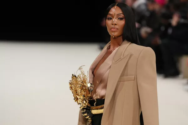 Модель Наоми Кэмпбелл во время демонстрации коллекции для Balmain Menswear Ready-to-wear на Неделе моды в Париже Модель Наоми Кэмпбелл во время демонстрации коллекции для Balmain Menswear Ready-to-wear на Неделе моды в Париже