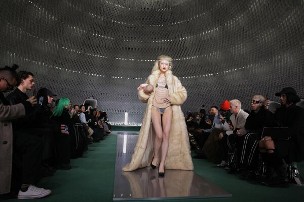 2024年1月23日，在巴黎舉辦的2024春夏巴黎高級定制時裝周上，一名模特正在展示Mamuor Awak Majeng時裝秀上的作品。 - 俄羅斯衛星通訊社