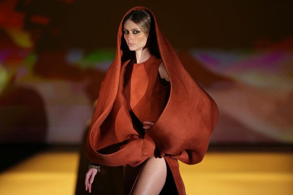 2024年1月23日，一名模特在巴黎舉辦的2024春夏巴黎高級定制時裝周上展示設計師斯蒂芬·羅蘭（Stephane Rolland）的作品。 - 俄羅斯衛星通訊社