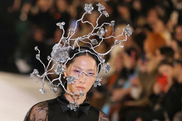 2024年1月22日，在巴黎举行的2024春夏巴黎高级定制时装周上，一名模特展示了胡安娜·马丁(Juana Martin)的作品。 - 俄罗斯卫星通讯社