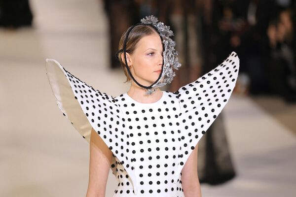 2024年1月22日，在巴黎舉行的2024春夏巴黎高級定制時裝周上，一名模特展示了胡安娜·馬丁(Juana Martin)的作品。 - 俄羅斯衛星通訊社