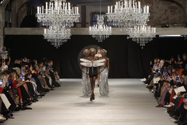 2024年1月22日，模特们在巴黎举办的2024春夏巴黎高级定制时装周上展示Rahul Mishra的作品。 - 俄罗斯卫星通讯社