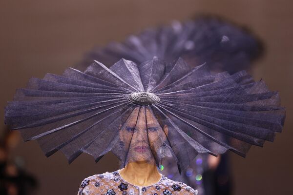2024年1月23日，在巴黎举行的2024春夏巴黎高级定制时装周上，一名模特在展示乔治·阿玛尼的作品。 - 俄罗斯卫星通讯社