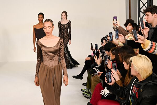 2024年1月23日，模特們在巴黎舉辦的2024春夏巴黎高級定制時裝周上展示Alexis Mabille的作品。 - 俄羅斯衛星通訊社