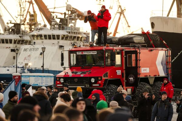 探險隊員在摩爾曼斯克港準備開啓“俄羅斯360”探險旅程。 - 俄羅斯衛星通訊社