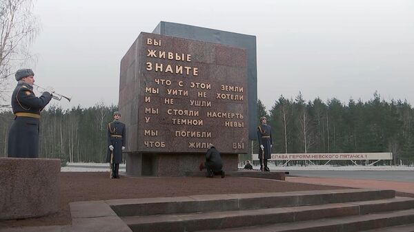 俄羅斯總統在列寧格勒解除封鎖80週年紀念日向“界線石”獻花 - 俄羅斯衛星通訊社