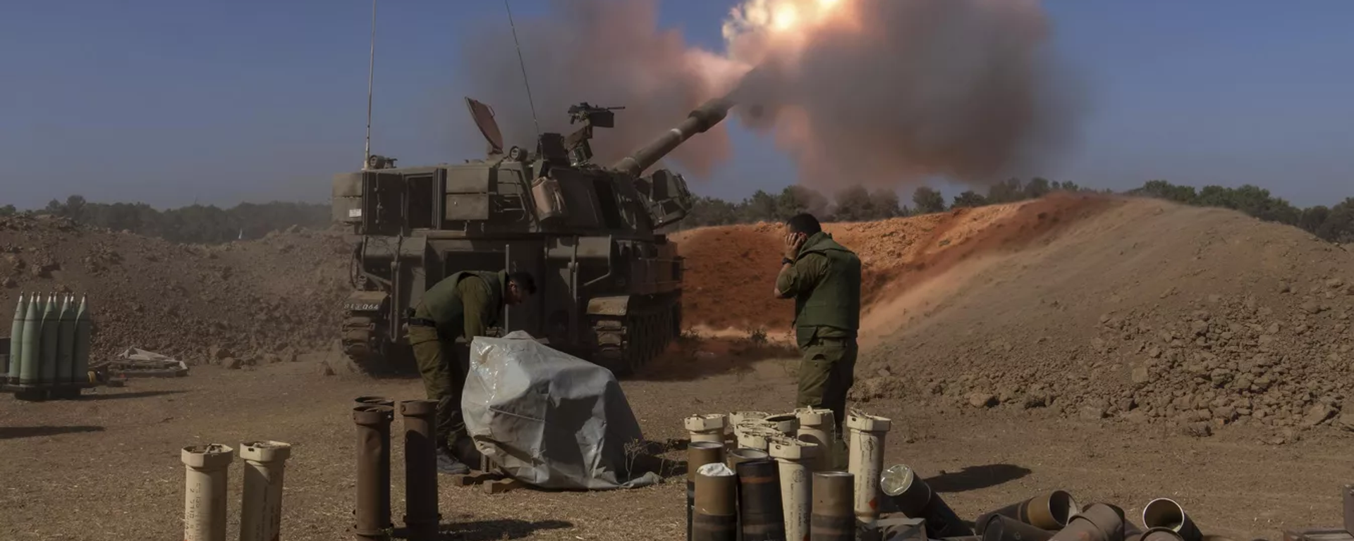 Израильский артиллерист ведет огонь по сектору Газа недалеко от границы - 俄罗斯卫星通讯社, 1920, 31.03.2024