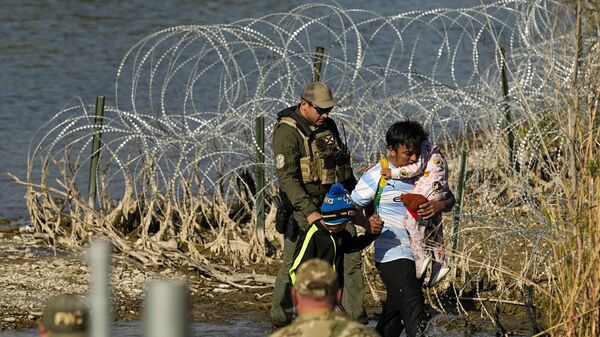 周三，得克萨斯州，当局在得克萨斯州与墨西哥边境逮捕的移民 - 俄罗斯卫星通讯社