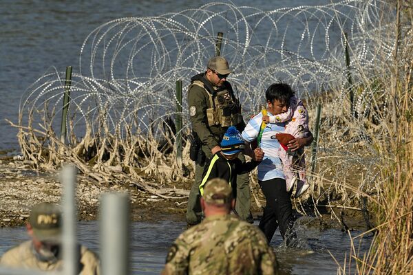 週三，得克薩斯州，當局在得克薩斯州與墨西哥邊境逮捕的移民。 - 俄羅斯衛星通訊社