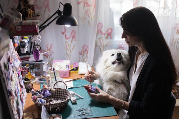 手工大師達莉亞·克里門托娃和她的愛犬在秋明的家庭作坊里製作蘇聯風格的棉制玩具。 - 俄羅斯衛星通訊社