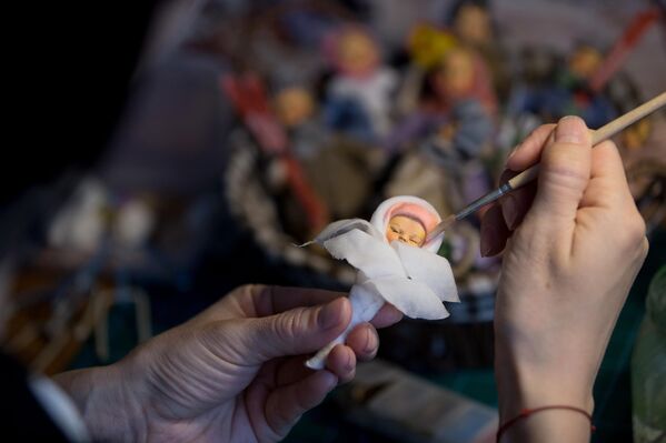 手工大師達里婭·克里門托娃在秋明的家庭作坊里為蘇式棉制玩偶上色。 - 俄羅斯衛星通訊社