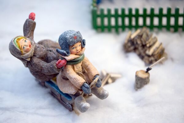 手工大師達莉亞克里門托娃在其位於秋明的家庭作坊里製作的蘇式棉制玩偶模型。 - 俄羅斯衛星通訊社