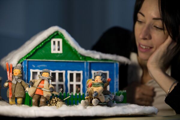 手工大師達莉亞克里門托娃在其位於秋明的家庭作坊里製作的蘇式棉制玩偶模型。 - 俄羅斯衛星通訊社