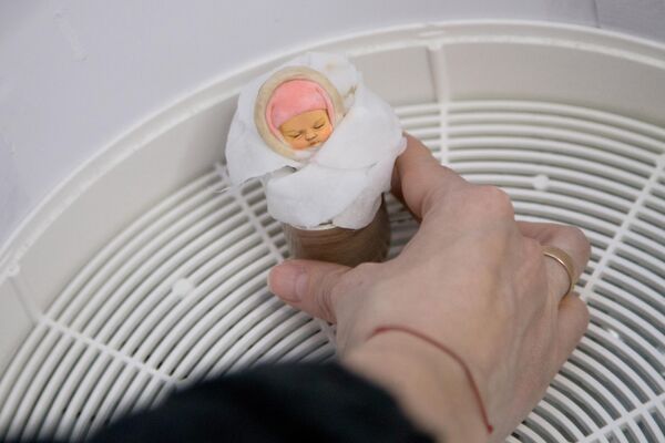 手工大師達里亞·克里門托娃在其位於秋明的家庭作坊中正將蘇式棉制玩偶放在烘乾機上。 - 俄羅斯衛星通訊社