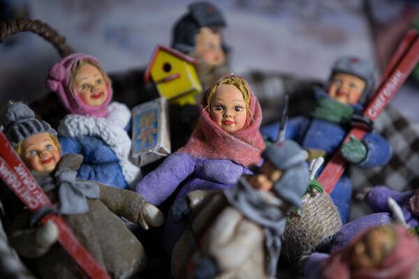 手工大師達莉亞·克里門托娃在其位於秋明的家庭作坊內製作的蘇式棉制玩偶。 - 俄羅斯衛星通訊社