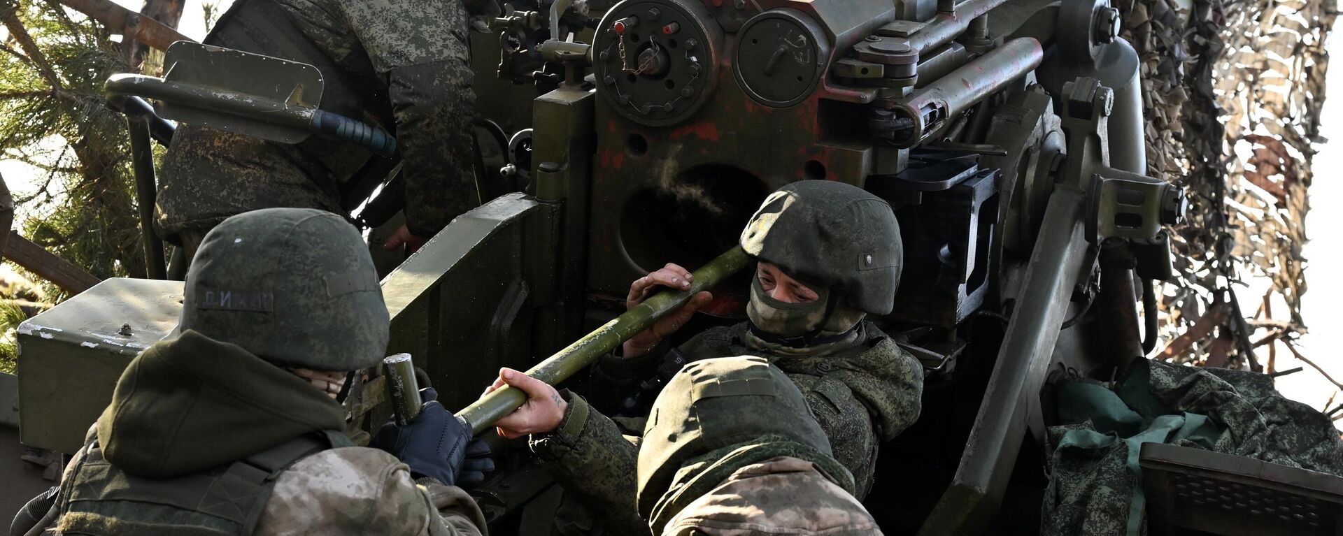 Военнослужащие Вооруженных сил России заряжают 152-мм самоходную пушку 2С5 Гиацинт-С - 俄羅斯衛星通訊社, 1920, 04.02.2024