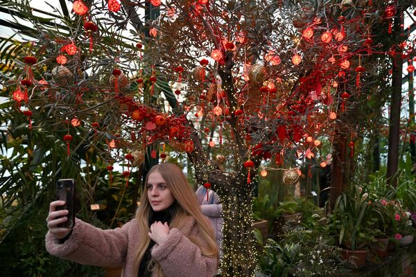 一名女子在莫斯科國立大學植物園“藥劑師花園”自拍 - 俄羅斯衛星通訊社