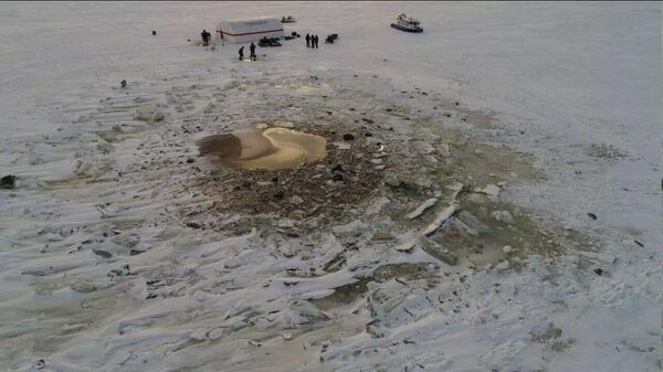 米-8直升機墜入奧涅加湖，在距湖岸11公里處的冰面上發現了一個洞 - 俄羅斯衛星通訊社