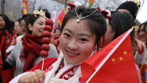 巴黎华人社区的一名女孩参加香榭丽舍大街上的中国农历新年游行  - 俄罗斯卫星通讯社