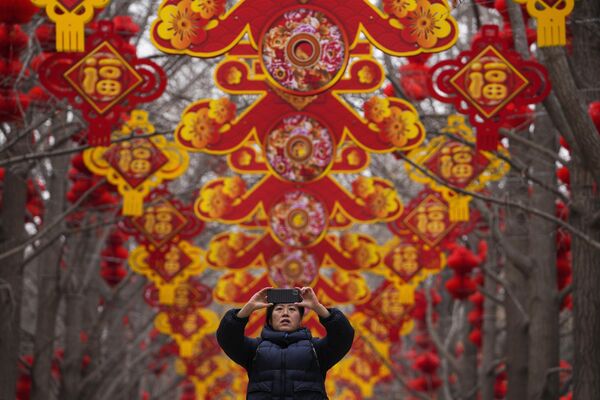 北京地坛公园，市民用智能手机拍摄春节前的红灯笼和装饰品。 - 俄罗斯卫星通讯社