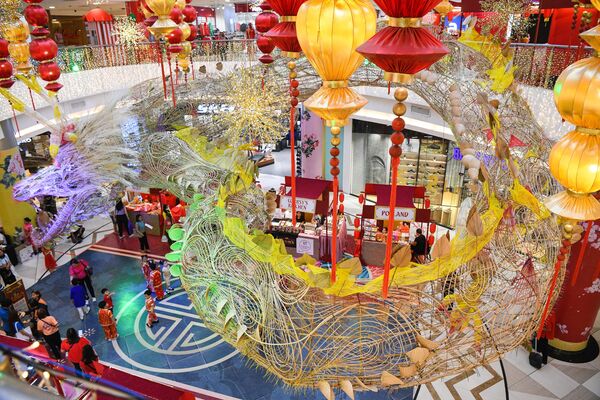 在2月10日农历龙年到来之前，人们聚集在马尼拉唐人街区一家购物中心展出的500英尺长的龙装置旁。 - 俄罗斯卫星通讯社