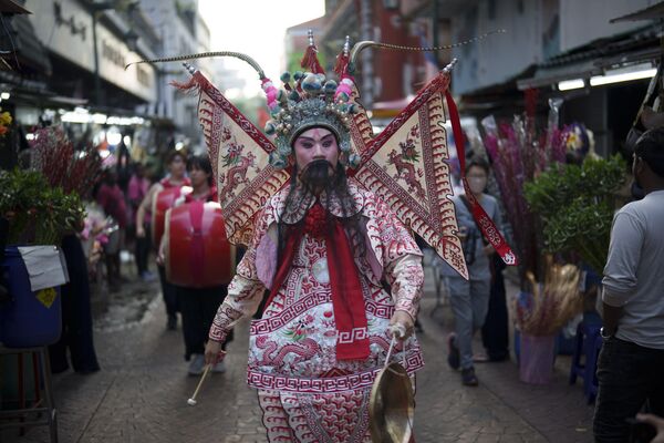 馬來西亞吉隆坡，馬來西亞電影導演Chong Keat Aun身著中國戲曲服裝，在唐人街舉行的農歷新春廟會上表演。 - 俄羅斯衛星通訊社