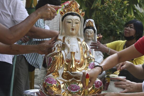 印尼华裔在印尼巴厘岛库塔的一座寺庙里清洗女神像。 - 俄罗斯卫星通讯社