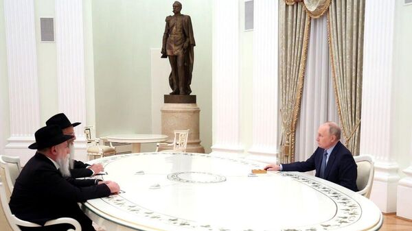 普京2月7日在克宫会见了俄罗斯首席拉比伯尔∙拉扎尔和犹太社区联合会主席亚历山大∙博罗达。 - 俄罗斯卫星通讯社