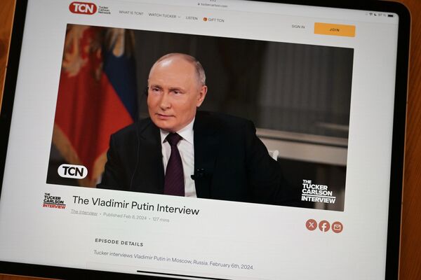 網絡上的俄羅斯總統普京在莫斯科接受美國記者、“塔克·卡爾森電視網(Tucker Carlson Network)”創始人塔克·卡爾森的採訪視頻。 - 俄羅斯衛星通訊社