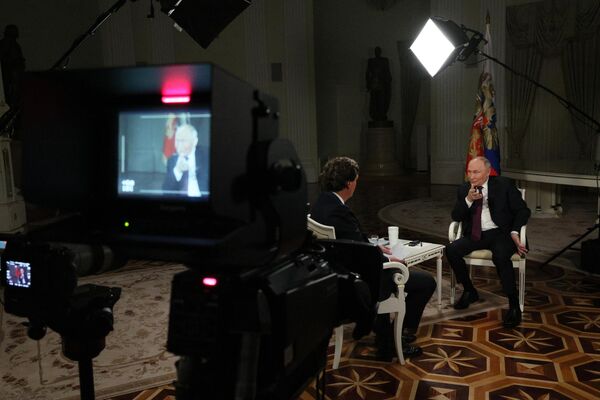 2024年2月6日，俄羅斯總統普京在莫斯科接受美國記者、“塔克·卡爾森電視網(Tucker Carlson Network)”創始人塔克·卡爾森的採訪。 - 俄羅斯衛星通訊社