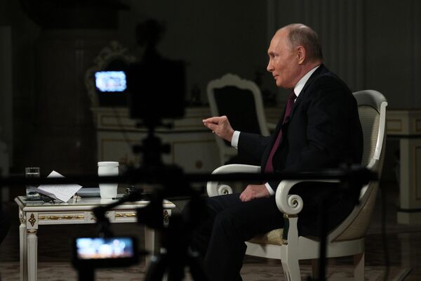 2024年2月6日，俄罗斯总统普京在莫斯科接受美国记者、“塔克·卡尔森电视网(Tucker Carlson Network)”创始人塔克·卡尔森的采访。 - 俄罗斯卫星通讯社