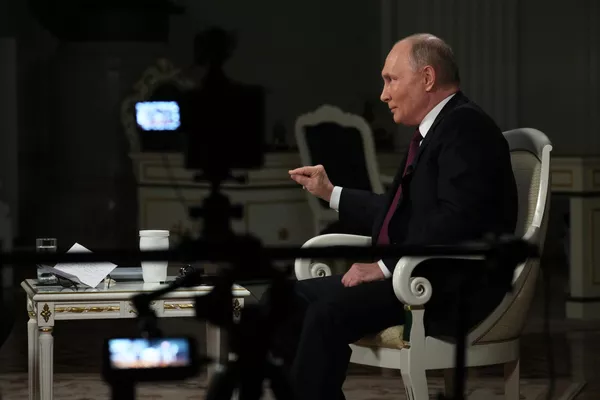2024年2月6日，俄罗斯总统普京在莫斯科接受美国记者、“塔克·卡尔森电视网(Tucker Carlson Network)”独创人塔克·卡尔森的采访。 - 俄罗斯卫星通讯社