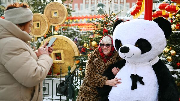 遊客在莫斯科中國年會場拍照留念 - 俄羅斯衛星通訊社